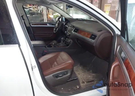 2013 Volkswagen Touareg Tdi Lux z USA, uszkodzony, nr VIN WVGEP9BP3DD011102